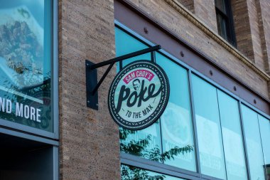 Tacoma, WA USA - Ağustos 2021: Tacoma şehir merkezindeki Max restoranına Sam Choy 's Poke' un sokak manzarası.