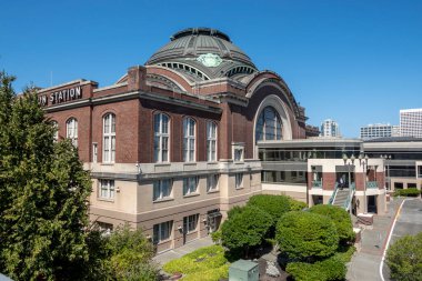Tacoma, WA USA - Ağustos 2021: Tacoma şehir merkezindeki demiryolu sistemine bakan Union İstasyonu arkadan görülüyor.