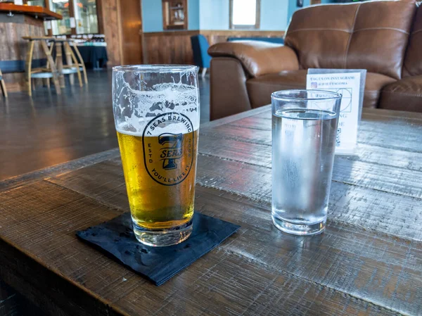 美国西澳大利亚塔科马 2021年8月左右 在7海酿酒厂的一个乡村餐桌上观看泡沫枕头啤酒 — 图库照片