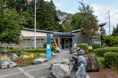 Tacoma, WA USA - Ağustos 2021: Otoparkta büyük bir Amerikan bayrağı bulunan Tacoma Polis binasının görüntüsü.