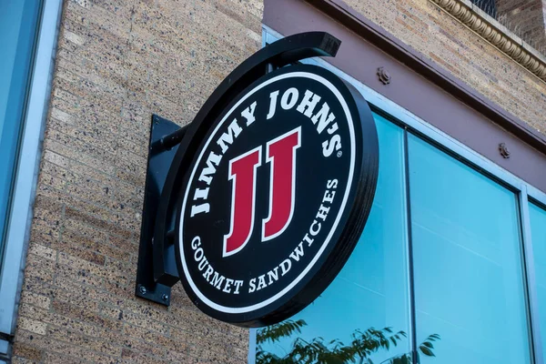 Tacoma, WA USA - Ağustos 2021: Jimmy John 'un gurme sandviç dükkanı tabelasının alçak açılı görüntüsü.