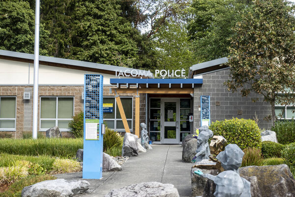 Такома, штат Западная Вирджиния США - август 2021 года: вид на здание полиции Такома в центре города с большим американским флагом на парковке.