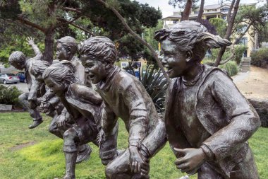 Kirkland, WA USA - Ağustos 2021: Kirkland şehir merkezindeki marinanın Puddle Jumpers bronz heykeli.