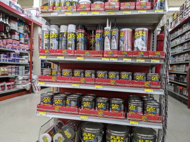Woodinville, WA USA - Nisan 2021: McLendon Hırdavat Mağazası 'ndaki Flex Seal ve Flex Bant Bitiş Kapağı.