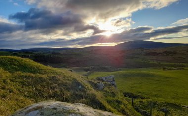 İrlanda 'da tepelerde gün batımı 