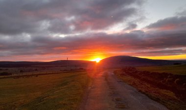 İrlanda 'da tepelerde gün batımı 