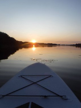 İrlanda 'da bir tekneden alınan gölün üzerinde gün batımı 