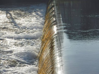Nehrin genişliğinde su birikintisi