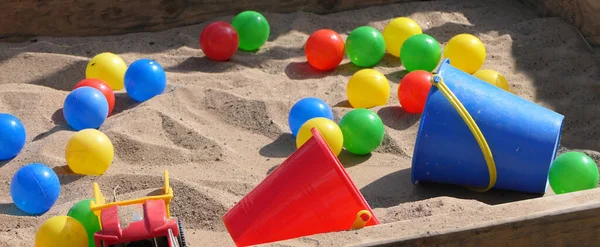 Bunte Kugeln Mit Eimern Und Spaten Einer Kindersandgrube — Stockfoto