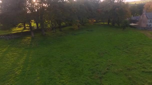 Zon Schijnt Door Bomen Naast Een Kasteel Gouden Uur Herfst — Stockvideo