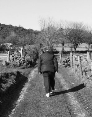 İrlanda 'da sokakta yürüyen bir kadın