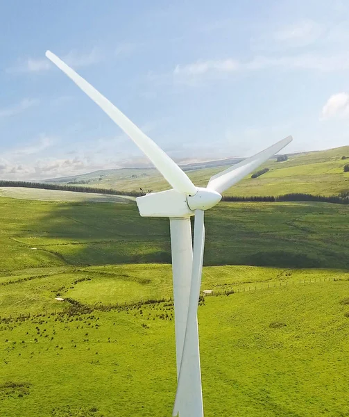 Fotografia Aérea Turbina Eólica Uma Colina Irlanda Norte — Fotografia de Stock