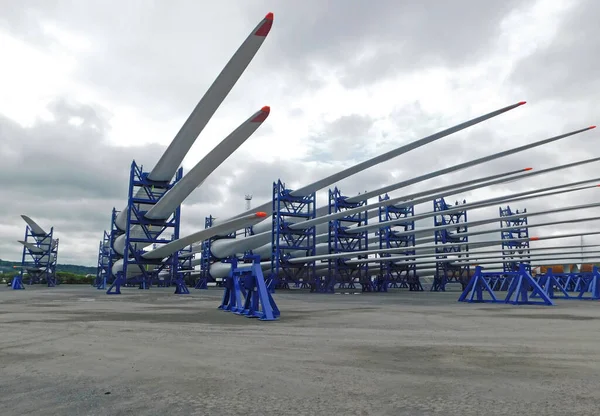 Limanda ereksiyon için hazırlanmış rüzgar türbinleri.