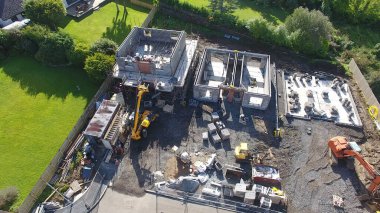 İrlanda 'da bir şantiyede yeni evler inşa etmek 