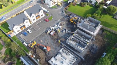 İrlanda 'da bir şantiyede yeni evler inşa etmek. 