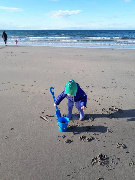 Мальчик Играет Песке Пляже Antrim Северная Ирландия — стоковое фото