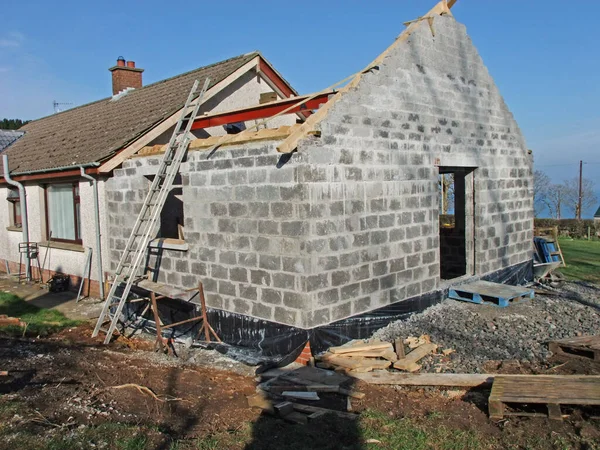 Çatısı da dahil bir bungalov evine Uzantı İnşa Etmek