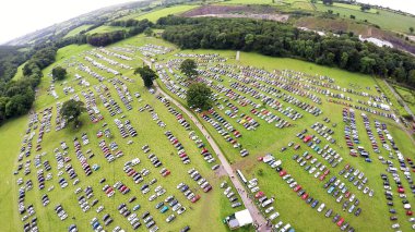 İrlanda 'daki eski bir harabenin fotoğrafı. 
