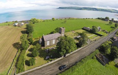 Deniz kenarındaki kilise Antrim Kuzey İrlanda 2017 