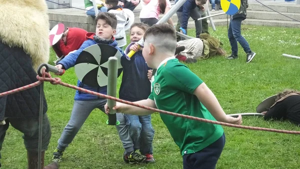 Mayıs 2019 Belfast Denizcilik Festivali Nde Vikinglerle Savaşan Çocuklar — Stok fotoğraf