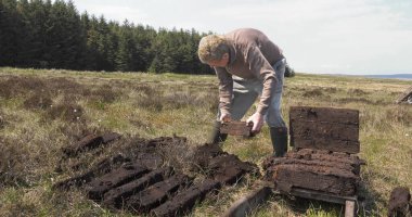 İrlanda 'da Yosun Bataklığında Çim Turbası' nı kürek kürek kesiyorum. 
