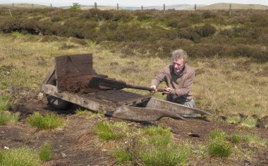 İrlanda 'da Yosun Bataklığında Çim Turbası' nı kürek kürek kesiyorum. 
