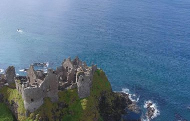 Dunluce Şatosu Antrim Kuzey İrlanda Mavi Deniz Arkaplanı 