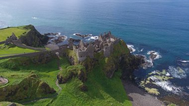 Dunluce Şatosu Antrim Kuzey İrlanda Mavi Deniz Arkaplanı 
