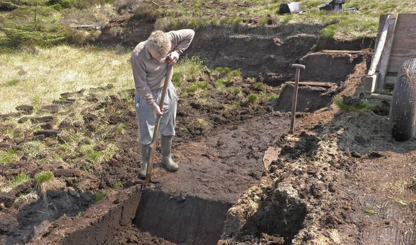 İrlanda 'da Yosun Bataklığında Çim Turbası' nı kürek kürek kesiyorum. 