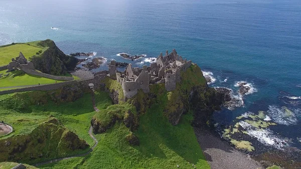 Dunluce Castle Antrim Irlanda Norte Fundo Mar Azul — Fotografia de Stock