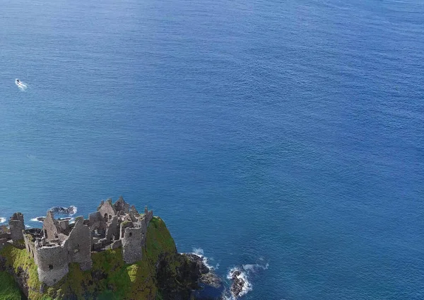 Dunluce Castle Antrim Irlanda Norte Fundo Mar Azul — Fotografia de Stock