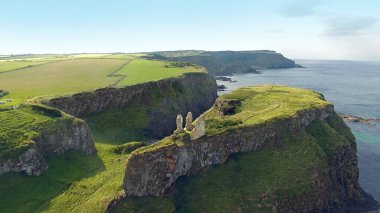 Dunluce Şatosu Antrim Kuzey İrlanda Mavi Deniz Arkaplanı 