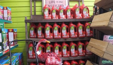 22 Mayıs 2019 'da Donegal' daki bir bahçe merkezinde yabani ot öldürücü ot ve yosun öldürücü içeren bahçe ürünleri.