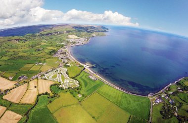 Glencloy Co.Antrim Kuzey İrlanda Ireland Dunluce Castle Co. Antrim Kuzey İrlanda N.I. Rathlin Adası 'nın antrim yeşil deresi.