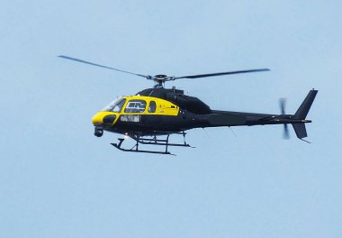 Düzenleyiciler için mavi gökyüzü arkaplan ile Helikopter siyah 