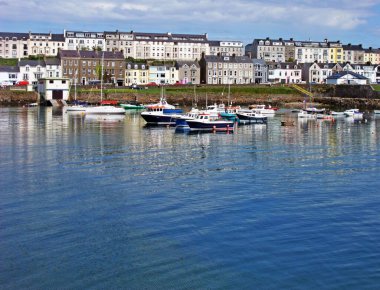 İrlanda Denizi kıyısındaki limanda evler Antrim Kuzey İrlanda