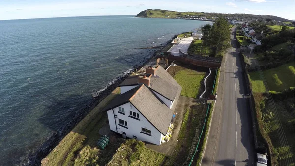爱尔兰海岸线上的房子 — 图库照片