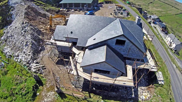 Haus Mit Gerüst Die Wände Wird Dach Gebaut — Stockfoto