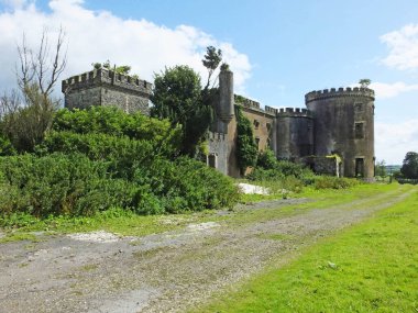Kilwaughter Şatosu ve Kilise Kuzey İrlanda 'yı harabeye çevirdi.