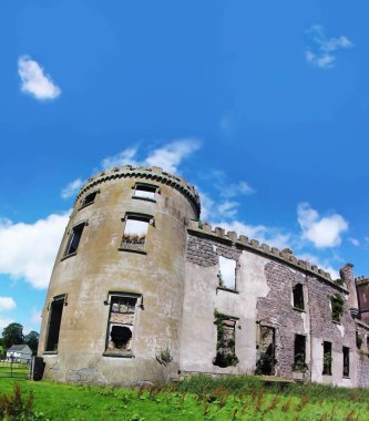 Kilwaughter Şatosu ve Kilise, Antrim North Ire 'i harabeye çevirdi.