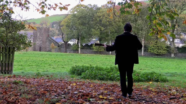 Homme Noir Marchant Dans Les Bois Avec Une Guitare Sur — Photo