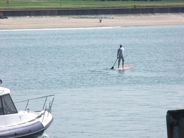 Homem Remo Embarque Porto Portrush Antrim Northern Irel — Fotografia de Stock