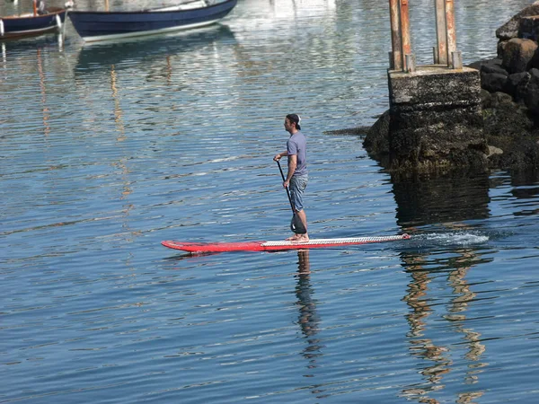 Homem Remo Embarque Porto Portrush Antrim Northern Irel — Fotografia de Stock