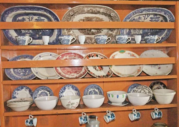 Old Antique Kitchen Dresser Cups Plates Ireland — Stock Photo, Image