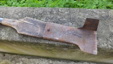 Turba çim küreği, İrlanda 'da bataklık yosunlarında turba kesmek için kullanılıyor.