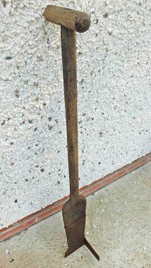 Turba çim küreği, İrlanda 'da bataklık yosunlarında turba kesmek için kullanılıyor.