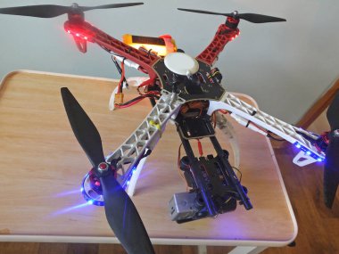 Kameralı ve vibratörlü bir kuadkopter. 