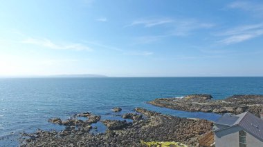 Giants Causeway Co. Antrim Kuzey İrlanda kıyı şeridi üzerinde İrlanda Denizi Okyanusu 'nu sallıyor. 