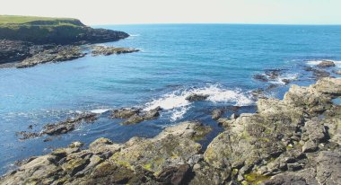 E: Kuzey İrlanda 'daki Giants Causeway Co.' daki İrlanda Denizi Okyanusu Kayalıkları