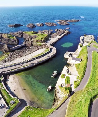 Kuzey İrlanda 'nın engebeli Ballintoy kıyı şeridi